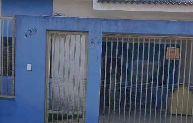 Imagem: A casa possui 3 Dormitórios, 1 Banheiro, 1 Vaga na garagem