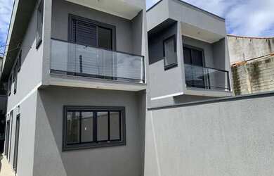 Imagem: A casa possui 3 Dormitórios, 3 Banheiros, 2 Vagas na garagem