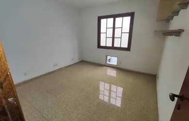 Imagem: A casa possui 4 Dormitórios, 3 Banheiros, 1 Vaga na garagem