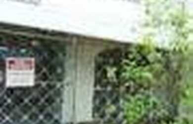 Imagem: A casa possui 3 Dormitórios, 1 Banheiro, 1 Vaga na garagem