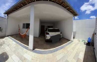 Imagem: A casa possui 3 Dormitórios, 2 Banheiros, 1 Vaga na garagem