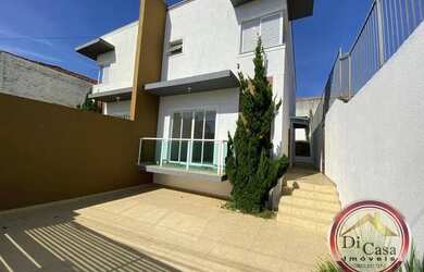 Imagem: A casa possui 3 Dormitórios, 3 Banheiros, 2 Vagas na garagem