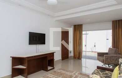 Imagem: A casa possui 3 Dormitórios, 3 Banheiros, 4 Vagas na garagem