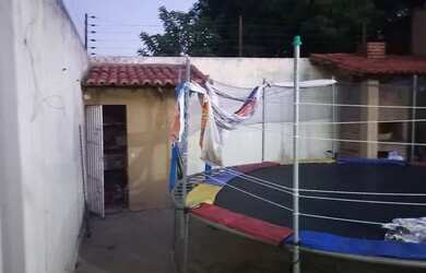 Imagem: A casa possui 3 Dormitórios, 3 Banheiros, 2 Vagas na garagem