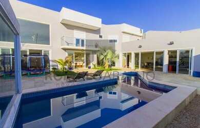 Imagem: A casa em condomínio possui 5 Dormitórios, 5 Banheiros, 4