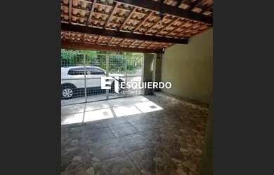 Imagem: A casa possui 2 Dormitórios, 1 Banheiro, 2 Vagas na garagem