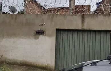 Imagem: A casa possui 2 Dormitórios, 2 Vagas na garagem, 200m² de
