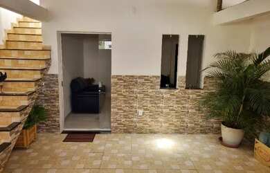 Imagem: A casa possui 2 Dormitórios, 2 Banheiros e 1 Vaga na garagem