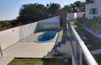 Imagem: A casa possui 3 Dormitórios, 2 Banheiros, 3 Vagas na garagem