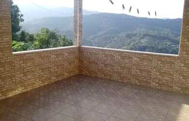 Imagem: A casa possui 2 Dormitórios, 2 Banheiros, 2 Vagas na garagem