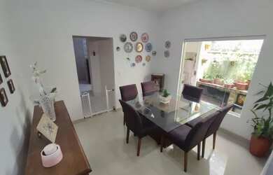 Imagem: A casa possui 2 Dormitórios, 2 Banheiros, 1 Vaga na garagem