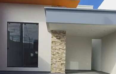 Imagem: A casa possui 3 Dormitórios, 2 Banheiros, 2 Vagas na garagem