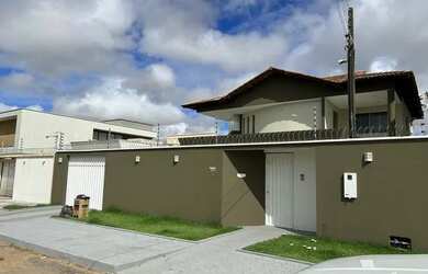 Imagem: A casa possui 3 Dormitórios, 5 Banheiros e está localizado