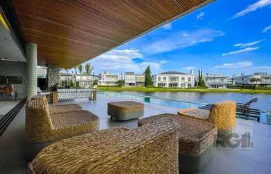 Imagem: A casa em condomínio possui 4 Dormitórios, 5 Banheiros, 3