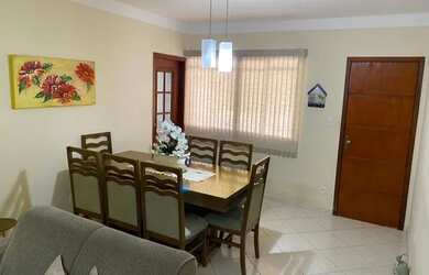 Imagem: A casa possui 3 Dormitórios, 1 Banheiro, 2 Vagas na garagem