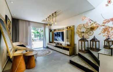 Imagem: A casa possui 3 Dormitórios, 3 Banheiros, 2 Vagas na garagem