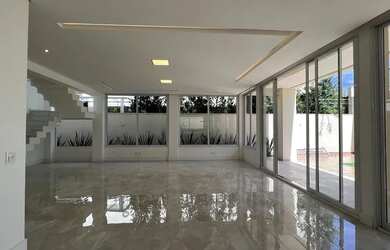 Imagem: A casa possui 5 Dormitórios, 5 Banheiros, 5 Vagas na garagem