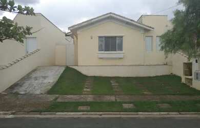 Imagem: A casa em condomínio possui 3 Dormitórios, 1 Banheiro, 2 Vagas