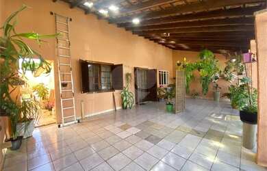 Imagem: A casa possui 3 Dormitórios, 1 Banheiro, 5 Vagas na garagem