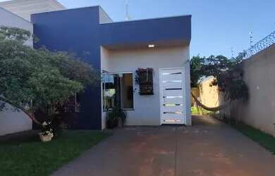 Imagem: A casae possui 2 Dormitórios, 1 Banheiro, 2 Vagas na garagem