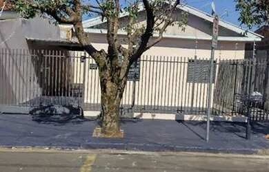 Imagem: A casa possui 2 Dormitórios, 1 Banheiro, 1 Vaga na garagem