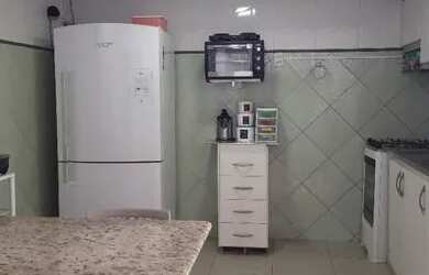 Imagem: A casa possui 2 Dormitórios, 1 Banheiro, 2 Vagas na garagem