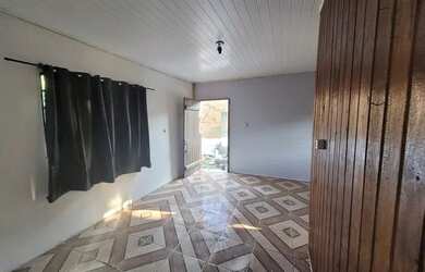 Imagem: A casa possui 3 Dormitórios e 1 Banheiro e está localizado