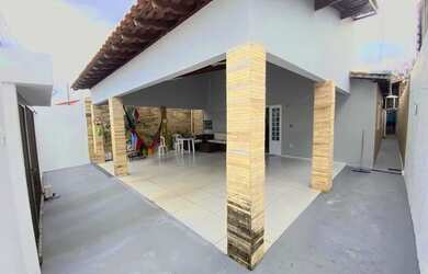 Imagem: A casa possui 3 Dormitórios, 2 Banheiros, 2 Vagas na garagem