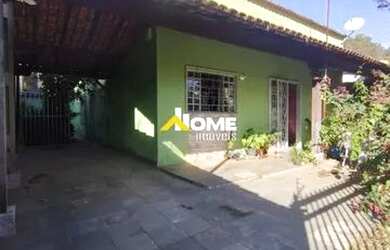 Imagem: A casa possui 3 Dormitórios, 1 Banheiro, 2 Vagas na garagem