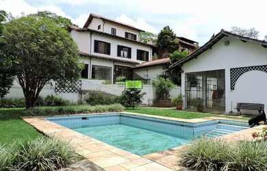 Imagem: A casa possui 4 Dormitórios, 5 Banheiros, 4 Vagas na garagem