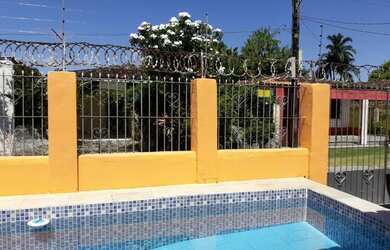 Imagem: A casa possui 3 Dormitórios, 2 Banheiros, 1 Vaga na garagem