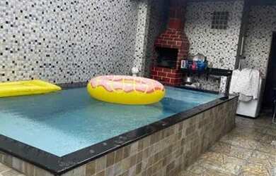 Imagem: A casa possui 3 Dormitórios, 2 Banheiros, 2 Vagas na garagem