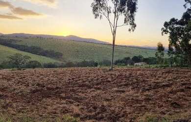 Imagem: A chácara possui 1000m² de Área e está localizado em Lindéia