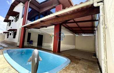 Imagem: A casa possui 3 Dormitórios, 3 Banheiros, 2 Vagas na garagem