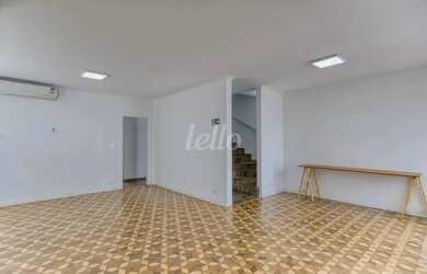 Imagem: O depósito possui 5 Vagas na garagem e 450m² de Área e está