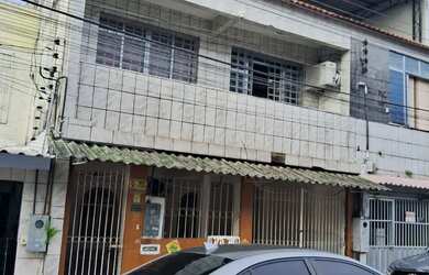 Imagem: A casa possui 4 Dormitórios, 2 Banheiros, 3 Vagas na garagem