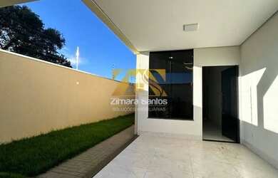 Imagem: A casa possui 3 Dormitórios, 2 Banheiros, 2 Vagas na garagem