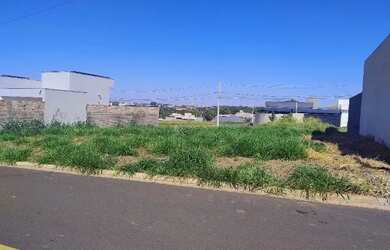 Imagem: O terreno possui 200m² de Área, Área de serviço e está