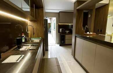 Imagem: A casa possui 3 Dormitórios, 4 Banheiros, 2 Vagas na garagem