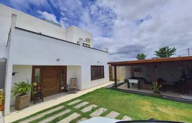 Imagem: A casa possui 3 Dormitórios, 2 Banheiros, 2 Vagas na garagem