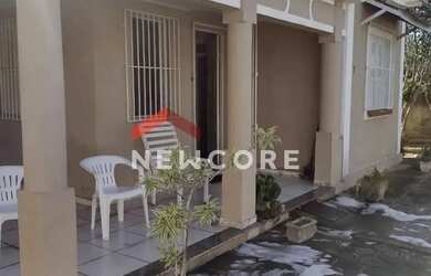 Imagem: A casa possui 4 Dormitórios, 2 Banheiros, 5 Vagas na garagem