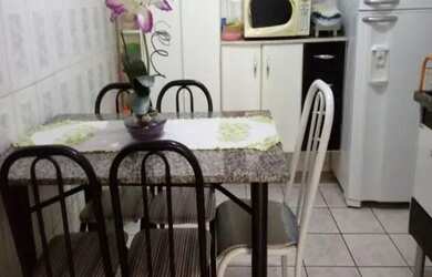 Imagem: A casa possui 2 Dormitórios, 2 Banheiros, 2 Vagas na garagem