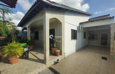 Imagem: A casa possui 4 Dormitórios, 4 Banheiros, 2 Vagas na garagem