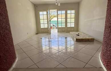 Imagem: A casa possui 3 Dormitórios, 2 Banheiros, 1 Vaga na garagem