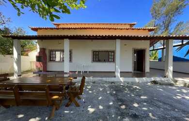 Imagem: A casa possui 4 Dormitórios, 4 Banheiros, 4 Vagas na garagem