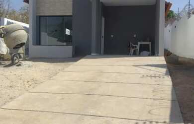 Imagem: A casa possui 3 Dormitórios, 2 Banheiros, 3 Vagas na garagem