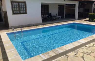 Imagem: A casa possui 4 Dormitórios, Acomodam 12 pessoas, 4 Vagas na