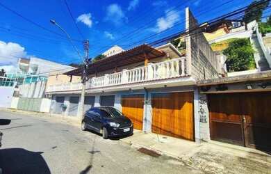 Imagem: A casa possui 3 Dormitórios, 3 Banheiros, 5 Vagas na garagem