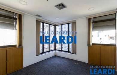 Imagem: O depósito possui 2 Vagas na garagem, 108m² de Área e está