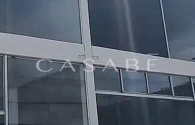 Imagem: O depósito possui 3 Vagas na garagem e 366m² de Área e está